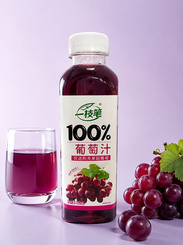葡萄汁饮料瓶，严格参照上传image1产品图，完整保留所有可见组件、部件、轮廓形状、结构、比例、材质质感、颜色与产品本体上的文字信息，与上传图完全一致。
极简纯色背景平面，浅紫白色渐变清爽风格。
产品放置于浅紫色哑光背景台面，搭配参考图中装了葡萄汁的玻璃杯与一串新鲜葡萄作为展示
保留主体居中构图，主光来自正前方斜侧45°，产品受光面泛起浅紫环境色，暗部映射浅紫色光晕，与环境物理融合，光影自然匹配。
仅替换背景，保持产品本体完整，保留原图产品比例和宽高比。
消除产品以外多余营销文字。严格锁定宽高比为原图比例。4K分辨率，写实风格，medium质量。