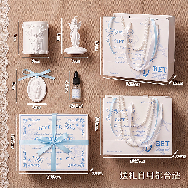 [主图 4] 礼盒全套配件尺寸展示图；[氛围风格]法式复古浪漫轻欧式ins轻奢少女风；[画质]商业摄影质感、光线柔和通透、产品清晰真实、画面干净高级；[元素]平铺展示全套礼盒配件：香薰蜡烛、扩香石、精油瓶、礼品包装盒、礼品袋整齐排列在浅棕色蕾丝背景上，每个配件旁边标注对应尺寸。保持各产品外观（物理结构、材质质感、颜色）与输入产品图绝对一致，杜绝任何变形和色差，精细化处理。布局清晰规整，信息一目了然；[光影]均匀柔和顶光，所有配件清晰展示，无明显阴影；[配色]浅棕+奶白+浅蓝，和原产品风格保持一致；[视角构图]俯视平铺，完整展示全套配件；[文字版式]每个配件旁标注尺寸文字，清晰不遮挡产品；右下角补充文字「送礼自用都合适」，简洁美观；[比例分辨率]1:1比例，2k分辨率；文字清晰可辨，超高清；[负向提示词]变形，水印，文字错乱，产品图模糊，背景杂乱，遮挡产品。