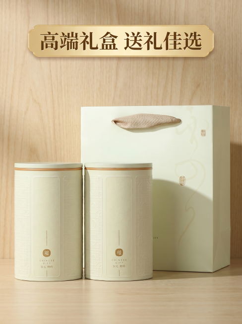 详情页第十一屏，整罐茶叶包装展示，轻奢简约竖版，浅原木背景，两罐茶叶搭配礼袋完整居中展示，标题"高端礼盒 送礼佳选"放在顶部，突出包装大气高档，保持包装外观与原图一致，商业摄影质感，光影自然高级，超高预览效果