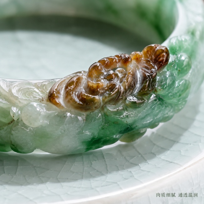 [主图-2] 三彩翡翠手镯质地细节展示主图，保持产品外观（物理结构、材质质感、颜色）与输入产品图绝对一致，杜绝任何变形和色差，精细化处理。[氛围风格] 微距质感，突出温润细腻肉质。[画质] 超高清微距预览效果
