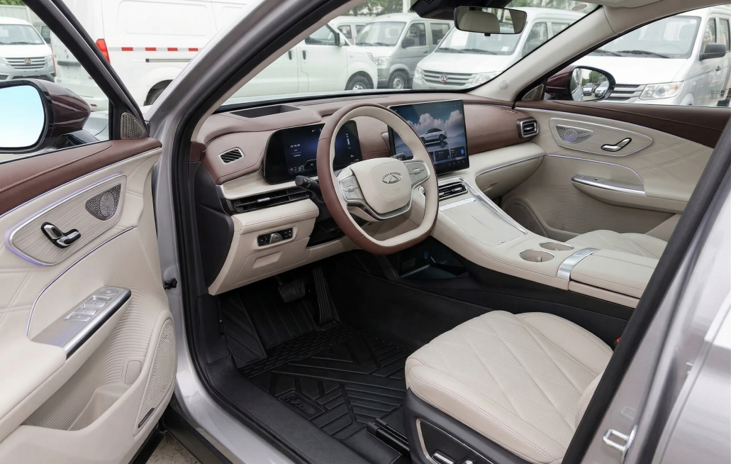 严格按照图1的左前驾驶员侧近景拍摄角度、车门打开幅度和透视比例，精准放置2025款风云A9L，1:1完整保留原车米白+棕色搭配内饰、风云车标方向盘、悬浮中控屏所有细节，精准将图1的黑色立体纹路全包围汽预览效果