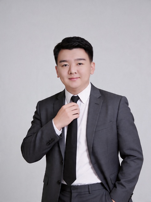 参考图中保留人物脸型、发型、年龄等特征生成职场形象照,标准焦段50mm,f/4光圈(f/2.8-f/4区间),平视视角(镜头与人物视线齐平);人物占画面70%,人物居中(居中构图),位于画面中心,为视预览效果