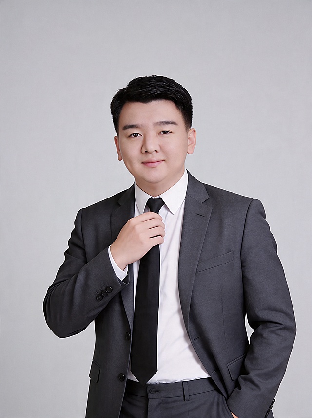 参考图中保留人物脸型、发型、年龄等特征生成职场形象照,标准焦段50mm,f/4光圈(f/2.8-f/4区间),平视视角(镜头与人物视线齐平);人物占画面70%,人物居中(居中构图),位于画面中心,为视觉聚焦点,入境范围头部及以下至臀部下方10cm(半身像);左右留少量背景空间;头部与画面顶部保留5%空间;头部发型完整,头肩比例协调,人物结构准确;发质微微柔顺，微微蓬松。身穿深灰色精纺羊毛混纺西装外套,(平驳领设计,面料呈细腻微微哑光质感);内搭白色高支精梳棉衬衫;下装深灰色精纺羊毛混纺西裤;着装正式干练;专业稳重;身形匀称,姿态端正,身体挺拔。呈手扶领带的自然姿态，肢体放松且自信;简约微微中度灰色纯色背景(呈现均匀柔和质感),背景光线均匀柔和,强化色彩对比的高级感。极简干净;32k画质超高分辨率、细节清晰,现代精致感风格;肤质精细化处理;眼神直视镜头,目光坚定且澄澈,表情自然。嘴角上扬;健康清透哑光肌,肤色均匀白皙,细腻平滑无瑕,保留真实毛孔纹理,自然提亮｡正面柔光补光,4800K中性光,面部光比1:1.5｡中近景写实摄影,对焦清晰,面部雾面柔光,轻透裸肌感,高清保留皮肤细节｡分辨率4K,去除人物之外的所有元素。严格按照图片内容生成。画面比例3:4