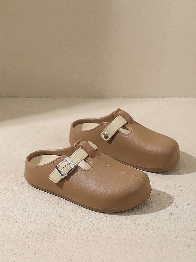 保持图中棕色带搭扣的勃肯拖鞋主体不变，更换为希音爆款商品图背景，特写镜头，拖鞋平放在地面或靠着墙面，可调整鞋子摆放姿势，整体为电商拖鞋主图风格，画面高级有质感，不要文字