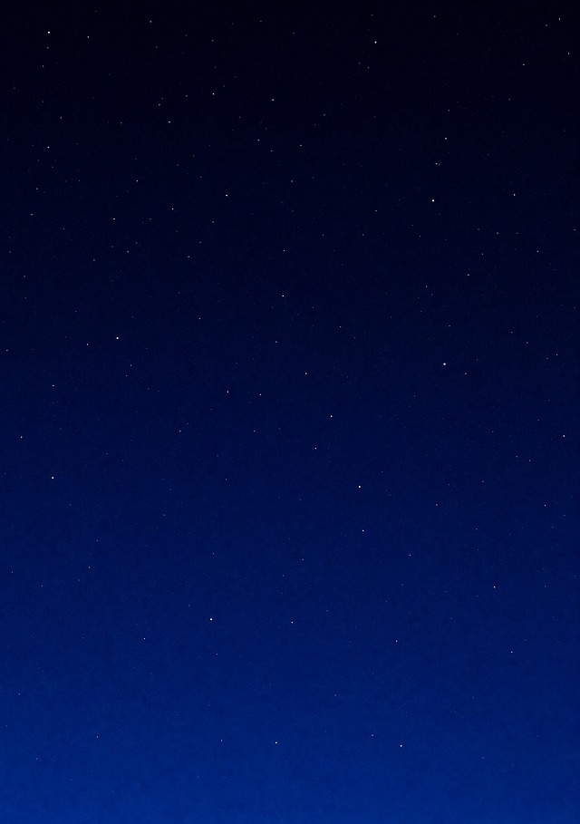 生成一张纯色深蓝色星空背景图，参考第二张图的星空质感，纯净的藏蓝色渐变底色，点缀稀疏均匀的白色小星星，干净简洁，没有任何其他物体、文字或元素，适合用作海报背景。竖版比例，尺寸2480×3508像素。