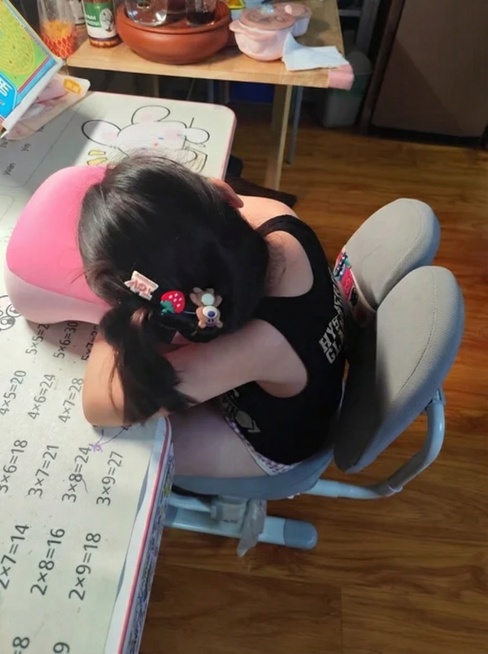 把产品上面的深粉色和下面的浅粉色互换预览效果