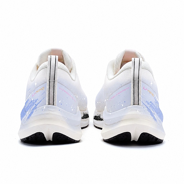 仅进行图像清晰度提升和超分辨率放大到4K，绝对禁止AI进行任何形式的重绘、风格化、平滑处理，保留原图所有细节：包括原鞋面的白色针织网面纹理、黑白色水墨喷漆泼墨痕迹、白色星星、中底的黑色刷痕，以及后跟部位的细小文字和Logo。生成画质锐利，纹理清晰，绝对保持原图色彩与比例，保证没有任何AI涂抹感和塑料感，就像用专业相机高像素拍摄出来的原片一样，维持纯白底，不改变任何内容