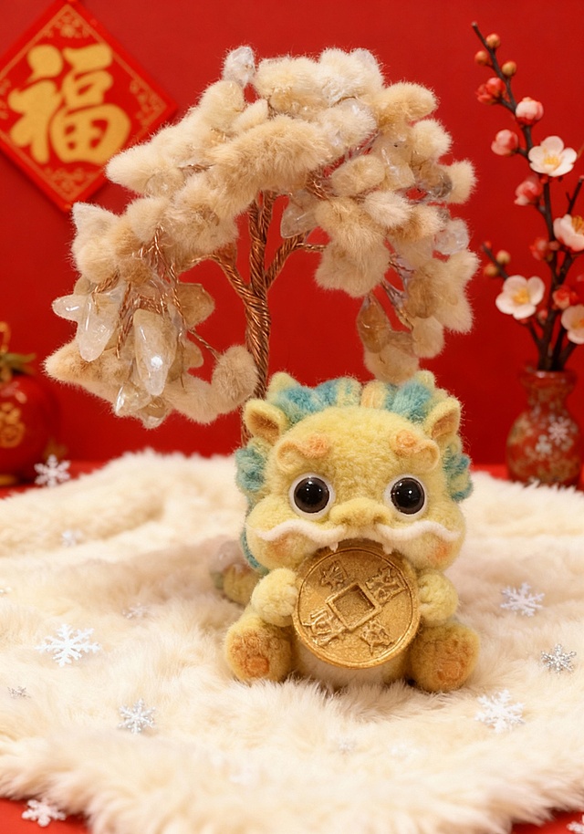这个作品灵感是 “毛绒裹住的中式福气”：以貔恘为核心，把祥瑞貔恘做成圆滚滚羊毛毡萌物，叼着毛绒铜钱；将招财树换成软乎乎毛绒枝叶 + 水晶挂坠，搭配红墙福字的新年场景。既保留 “招财纳吉” 的传统寓意，又用毛绒的柔软消解严肃，让福气变成能触摸的治愈萌物，适配 “万物毛绒” 的温柔改造主题。