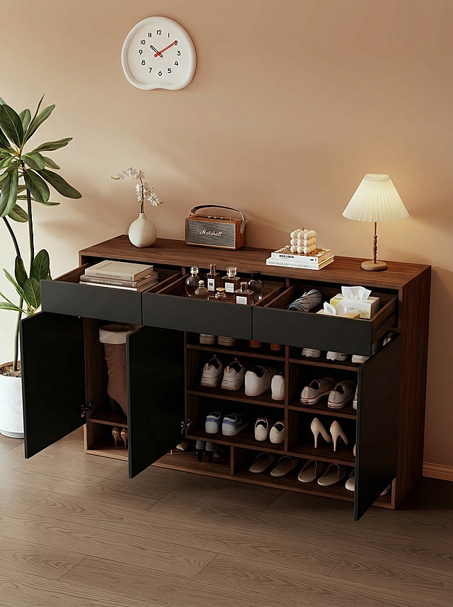 抽屉里放一些书籍 香水 雨伞 纸巾