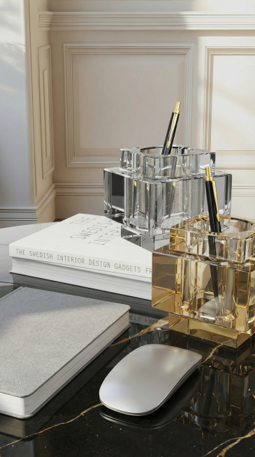 近景，现代办公桌面，严格还原参考图的透明水晶笔筒插着黑金钢笔，旁侧极简笔记本、无线鼠标，自然光打亮，镜头推近，展示笔筒与办公文具的和谐搭配，轻奢高级感，商业广告级画质，超高清，保持产品包装设计、颜色、预览效果