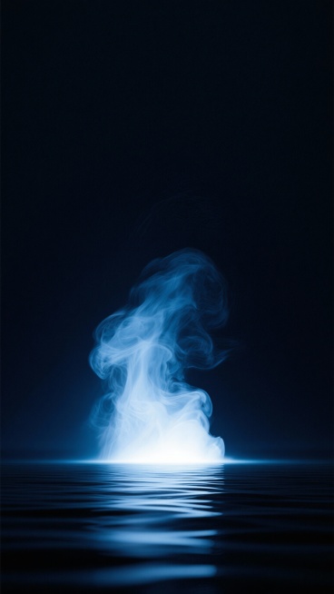 深邃神秘的深色背景下，一片广阔而平静的深色水面占据画面下方，水面泛着细腻的波纹与微妙的反光，呈现出光滑湿润的质感。画面中央至下方区域，一团散发着柔和蓝白色光芒的烟雾或雾气缓缓升腾、弥漫开来，烟雾边缘朦预览效果