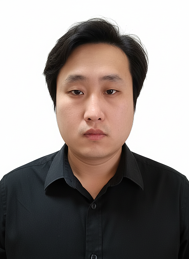 做一个穿黑色衬衣的证件照，人物发型不需要改变