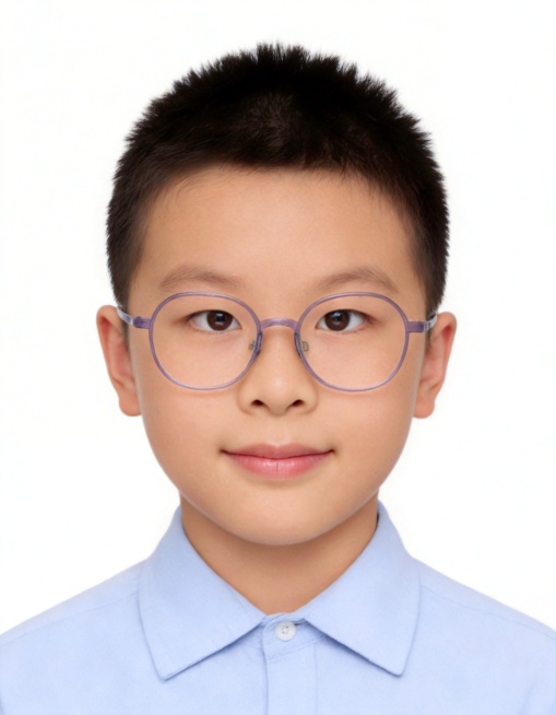 保留第一张图中人物发型､脸型､年龄特征生成标准样式纯正面儿童证件照;人物主体严格居中,头部大小与位置严格对齐第二张图,双肩水平平衡,面部中轴线对齐画面中心,正视前方;标准儿童证件照构图,人物绝对居中,预览效果