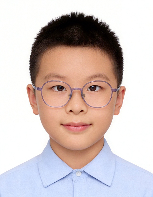 保留第一张图中人物发型､脸型､年龄特征生成标准样式纯正面儿童证件照;人物主体严格居中,头部大小与位置严格对齐第二张图,双肩水平平衡,面部中轴线对齐画面中心,正视前方;标准儿童证件照构图,人物绝对居中,头顶上方距离上边缘高度10%,下巴距离画面下边缘高度36%,人物主体占比约72%;肩部平展与画面水平轴平行;头部占比严格对齐第二张图;提亮肤色,消除暗沉,清透裸妆,隐形毛孔,均匀肤色,唇色自然提亮;肤色白皙细腻,原生轻透肤质;眼神澄澈,看向镜头,气质自信,嘴角微微上扬表情自然;耳廓可见度一致;肩部平展,肩线与画面水平轴平行;头肩比例协调呈现;免冠,不戴帽子,无头饰,无发带,佩戴眼镜,眼镜无反光,保留面部痣,柔和正面顺光均匀柔光,面部明亮无硬影,画质清晰,零噪点降噪;面部清晰;背景亮度均匀统一;高清锐利画质,细节清晰可见;零噪点处理;色彩还原自然,均匀柔和布光,无明显阴影,面部光影干净,柔光正面打光,自然光影过渡,皮肤质感细腻,哑光质感,标准焦段50mm,纯正面,入境范围头部至胸部以上区域,F/4光圈(兼容F/2.8-F/4区间),平视视角(镜头与人物视线完全齐平),正视视图;人物绝对居中(居中构图),位于画面中心;严格限定标准证件照规格;视线水平(瞳孔连线与画面水平线平行);双耳对称露出,双肩水平且平衡,头部占比严格对齐垫图,禁止大头照(画面铺满画布,无边框留白);专业证件照质感,高清人像质感,细腻皮肤纹理,严格按照第一张图内容生成,分辨率不低于150dpi,身着浅蓝色棉质翻领衬衫,极简纯色白色背景,禁止裁切头顶, 禁止额头被截, 禁止超大头, 禁止主体溢出画面, 禁止偏头/倾斜, 头顶上边距8-10%, 头部高度60-68%, 双眼高度56-58%, 严格对齐第二张垫图, 尺寸35mm*45mm 对应像素207*266, 保存为jpg格式 文件大小不超过512KB, 画面比例7:9