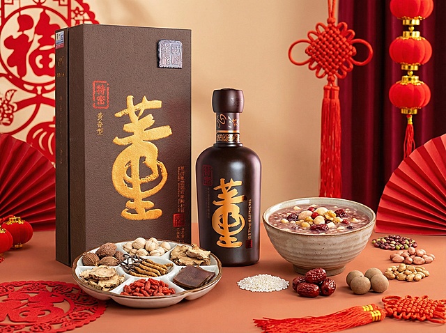 产品旁边放碗腊八粥（不要改变产品原型，角度也不能变），产品旁碟子格子有序排列本草（砂仁、白扣、山奈、丹皮、虫草、枸杞、鹿胶），腊八粥有序排列糯米、红枣、桂圆、核桃、花生、各色豆子等食材，比例4:3，不要添加文案，要有腊八节氛围