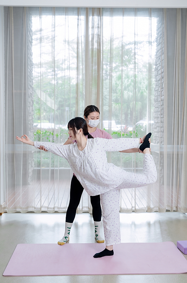 「图片1」给图中的两个人物换一个瑜伽动作，动作要合理，还是一前一后，一个是教练一个是学员，环境人脸保持不变，只变化图中人物的动作