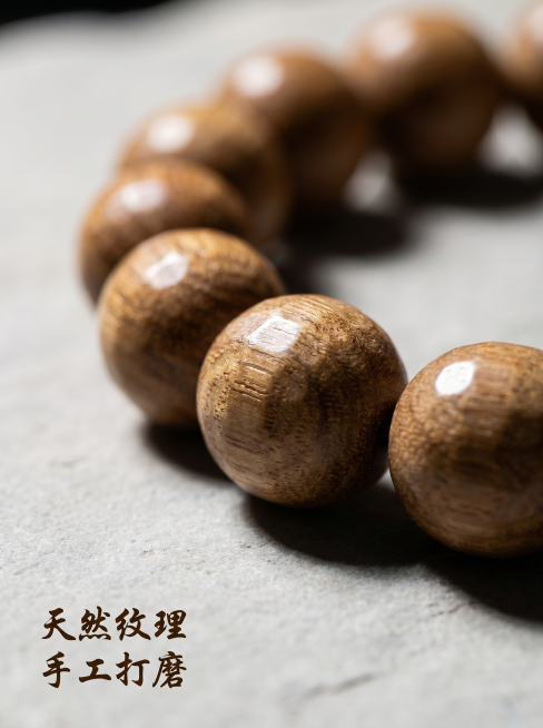 [主图 3] 细节特写-手串材质细节放大图。[氛围风格] 高级质感特写，简洁中国风。[画质] 商业微距摄影质感，极致纹理呈现，细节清晰锐利，画面干净高级。[元素] 放大镜效果放大手串单颗珠子的局部，清预览效果