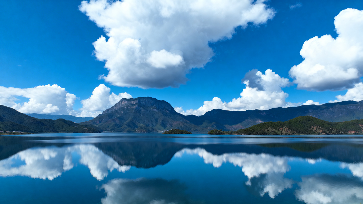 云南省高原湖泊美景实拍摄影图，超级真实，以风景为主，无人物，无文字，和现实拍摄的一模一样，超清8K，主体占比40%-60%，至少30%天空，主体完整不歪斜，与之前生成的差异化明显预览效果