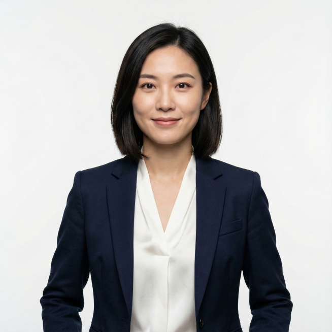 专业职业形象写真照片，中国女性，25-30岁，商务西装女性半身照，正视前方，姿势放松，8k，超写实摄影，空白背景，生成4张预览效果