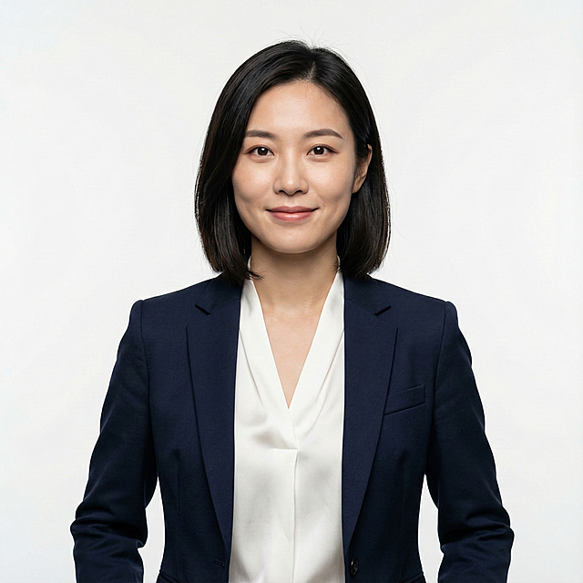 专业职业形象写真照片，中国女性，25-30岁，商务西装女性半身照，正视前方，姿势放松，8k，超写实摄影，空白背景，生成4张