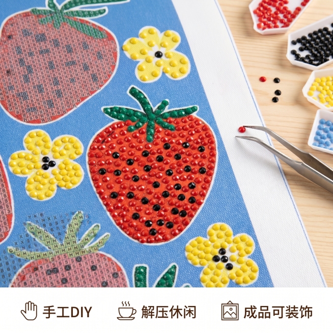 [主图-2] DIY手工钻石画材质细节卖点图。
[氛围风格] 家居小清新风格，温馨自然；
[画质] 商业摄影质感、光线柔和通透、产品清晰真实、画面干净高级。
[元素] 特写展示草莓图案局部钻石颗粒工艺预览效果