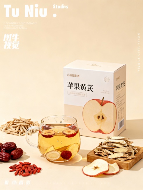 高端摄影海报，「苹果黄芪」，米色背景，素材都集中在中间（边上不能有素材是超出花光的），所有素材都围绕着产品，，全部露出：
1. 主体核心：产品包装盒（视觉重心）
位置：画面中央偏右，突出立体度，产品最预览效果