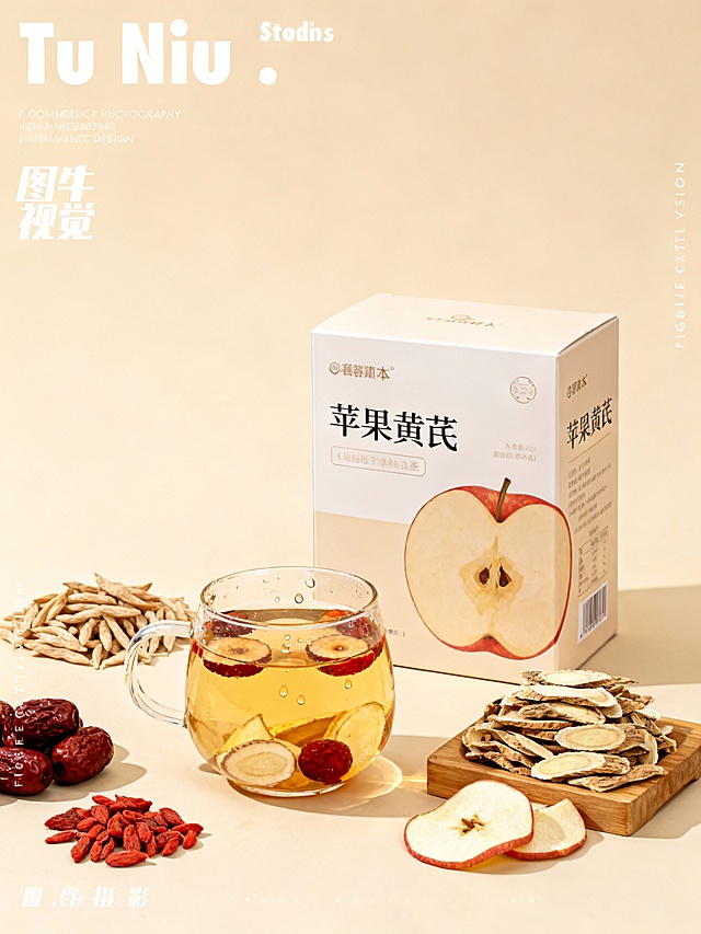 高端摄影海报，「苹果黄芪」，米色背景，素材都集中在中间（边上不能有素材是超出花光的），所有素材都围绕着产品，，全部露出：
1. 主体核心：产品包装盒（视觉重心）
位置：画面中央偏右，突出立体度，产品最大
2. 周围布局：天然原料与饮用场景（强化「食材本味」）
左侧前景：一只玻璃杯杯，盛着浅琥珀色茶汤（液面泛着细微油光，符合中药茶的质感），杯底沉着几片黄芪片与干苹果片和红枣，杯壁挂着几滴水珠。
包装盒右前方：一个木质小托盘装着散落干燥中药材（自然堆叠，无刻意摆放）——
一堆黄芪；几片苹果片
左后方放着一堆麦冬
左前方放着一些红枣，枸杞子，增加野趣。
多生成几张，比例 「3:4」