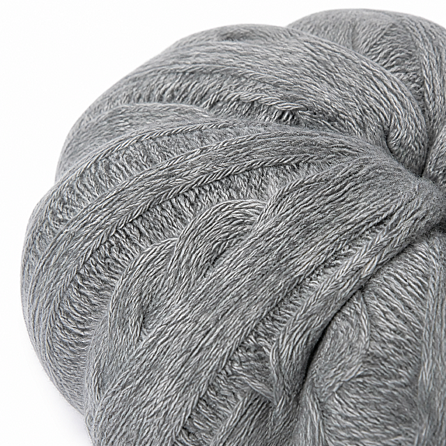 「图片1」帮我主体（Knitting）：粗毛线针织面料，竖纹麻花编织肌理，内部填充棉料，造型饱满立体，手感柔软。 • 叶片（Cloth leaf）：无纺布枫叶造型，搭配金色车线叶脉刺绣，质感轻薄柔和。 • 瓜柄（Lanyard）：粗麻织带缝制而成，硬挺有型，还原南瓜果柄形态，也可作为悬挂挂绳使用  做出三张细节图片