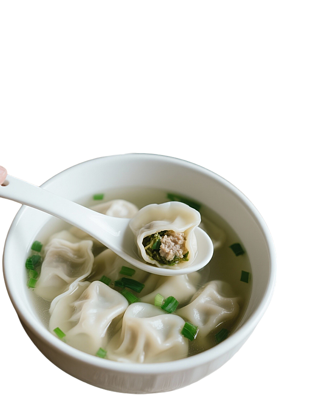 一张写实风格的馄饨美食摄影，特写镜头聚焦在一只白色陶瓷碗中盛着的鲜美馄饨汤，清澈的浅色汤底中漂浮着多个饱满的馄饨，馄饨皮半透明略带自然褶皱，隐约可见内里馅料是贡菜鲜肉馅，汤面上撒着翠绿的葱花碎，一只白色瓷勺从碗中舀起一个饺子，饺子边缘微微卷起，汤汁欲滴，碗下垫着浅色亚麻布，背景是浅木色木质桌面，左侧摆放着一小碗切碎的新鲜葱花和几根完整的绿色葱段，整体画面光线柔和明亮，营造出温暖家常、干净清爽的氛围，色彩以白色、浅木色、绿色为主，光影自然，突出水饺的质感和食物的新鲜诱人，视觉层级清晰，主体突出，信息传达效率高，符合美食摄影的温馨家常风格。