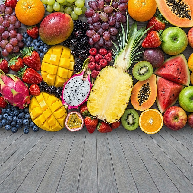 写实风格，多种新鲜水果组合，包括浆果、热带水果、时令水果，色彩鲜艳，果肉饱满有光泽