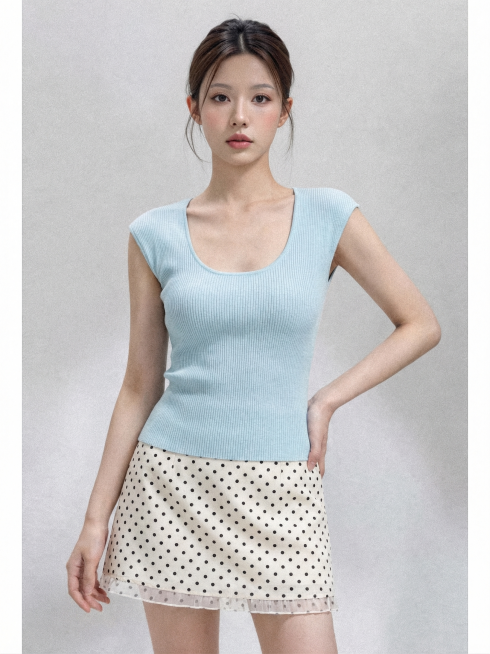 一个模特穿上图片上的衣服和鞋子的露脸半身照，商业高级拍摄风格预览效果