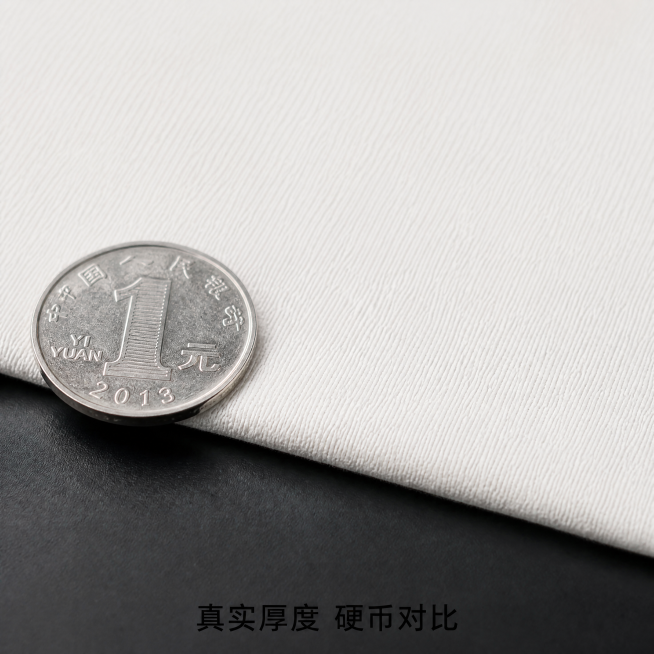 [主图-2] 实拍面料特写，手机近距离拍摄白色T恤面料纹理，旁边放置一枚一元硬币对比厚度，突出面料重磅质感。[氛围风格] 真实微距实拍，突出材质细节，打破AI假感。[画质] 超高清微距摄影，纹理清晰可预览效果