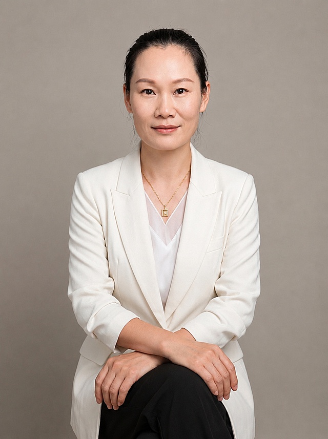 优化人物脸型，将胸口吊坠调整摆正，保持整体形象和背景不变
