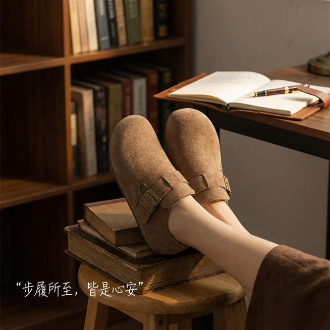 风格场景代入（知识分子氛围）

构图： 产品应用场景。画面下方1/3处，一双穿着勃肯鞋（露出脚部）的脚，自然放松地搭在一个矮凳或一堆书本上。上方2/3是虚化的背景：一个木质书架的一角，或一张摊开笔记本预览效果