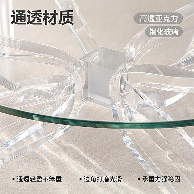 [主图-3] 透明玻璃亚克力材质细节展示茶几。
[氛围风格] 高级质感特写；
[画质] 商业摄影质感、光线柔和通透、产品清晰真实、画面干净高级。
[元素] 全屏放大展示蝴蝶造型亚克力支架和玻璃桌面拼接处细节，展现通透亚克力材质和光滑玻璃质感，保留真实反光和折射效果。保持茶几外观（即物理结构、材质质感、颜色）与输入产品图绝对一致，杜绝任何变形和色差，精细化处理。材质细节占比超过80%，画面满屏无边框。
[光影] 侧光打亮材质切面，突出透明材质通透性和轮廓立体感，高光清晰，阴影柔和。
[配色] 透明无色为主，浅灰色背景衬托，突出材质本身。
[视角构图] 微距特写，聚焦拼接位置，清晰展现工艺细节。
[文字版式] 顶部左侧主标题「通透材质」，粗体深灰色；右侧两个胶囊标签：「高透亚克力」「钢化玻璃」，白色字浅灰色底。底部三列文字说明：「● 通透轻盈不笨重」「● 边角打磨光滑」「● 承重力强稳固」，左对齐深色文字。
[比例分辨率] 1:1 比例，4k 分辨率；文字清晰锐利，画面超高清。
[负向提示词] 变形，文字错乱，产品图模糊，背景杂乱，水印，电商平台Logo。