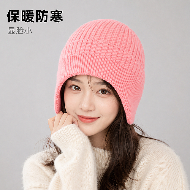 [主图-1] 防风护耳针织帽正面上头效果展示。[氛围风格] 高级感，松弛感，休闲风格；[画质] 商业摄影质感、光线柔和通透、产品清晰真实、画面干净高级。[元素] 年轻亚洲女生模特胸部以上近景展示，粉色防风护耳针织帽完整上头展示，头部和帽子均不裁切，露出完整眉眼，模特自然微笑，姿势生动不僵硬。保持针织帽外观颜色纹理材质和原图一致，粉色竖坑条针织纹理清晰，护耳结构完整。商品主体占比约70%，画面满屏无边框。背景为简约浅灰色纯色墙，干净不抢主体。[光影] 正面柔和时尚摄影布光，主光均匀照亮面部和帽子，辅光消除阴影，整体通透柔和，突出针织帽的质感和保暖氛围。[配色] 主色调为柔和粉色，背景浅灰色，简洁干净。[视角构图] 正面平视，胸部以上近景，人物与帽子为视觉中心，景深适中，完整展示帽型。[文字版式] 左上负空间左对齐留安全边距，大字主文案写“保暖防寒”，黑色粗体无衬线，下方小字写“显脸小”，约一半字号，同色浅一级，文字不遮挡帽子主体。[比例分辨率] 1:1比例，2048x2048分辨率，文字清晰可辨，超高清。[负向提示词] 变形，水印，文字错乱，产品图模糊，背景杂乱，裁切帽子头部