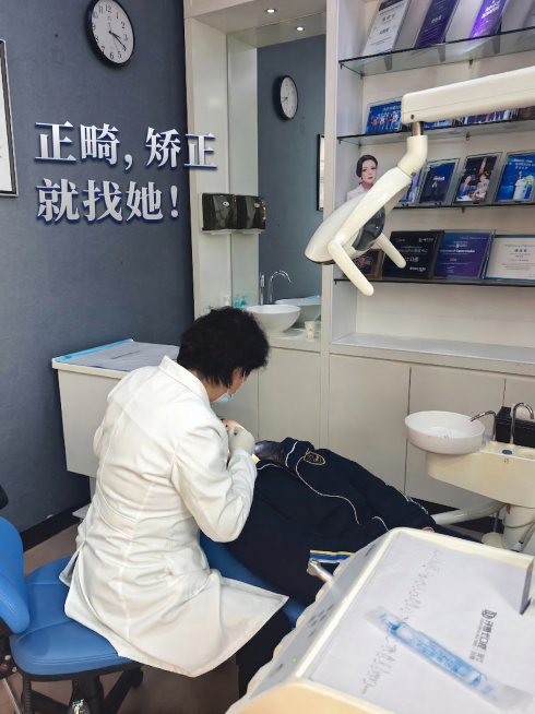 在图片合适位置添加醒目文字『正畸，矫正就找她！』，保持原图内容不变预览效果