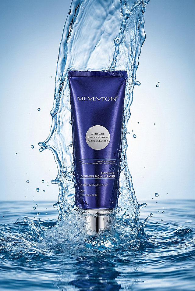 大牌写实摄影风格，画面采用蓝白撞色的柔和经典色调，以平视中景视角、水花的撞击列构图呈现，视觉重心聚焦于水中内的主体（主体占比25%）。