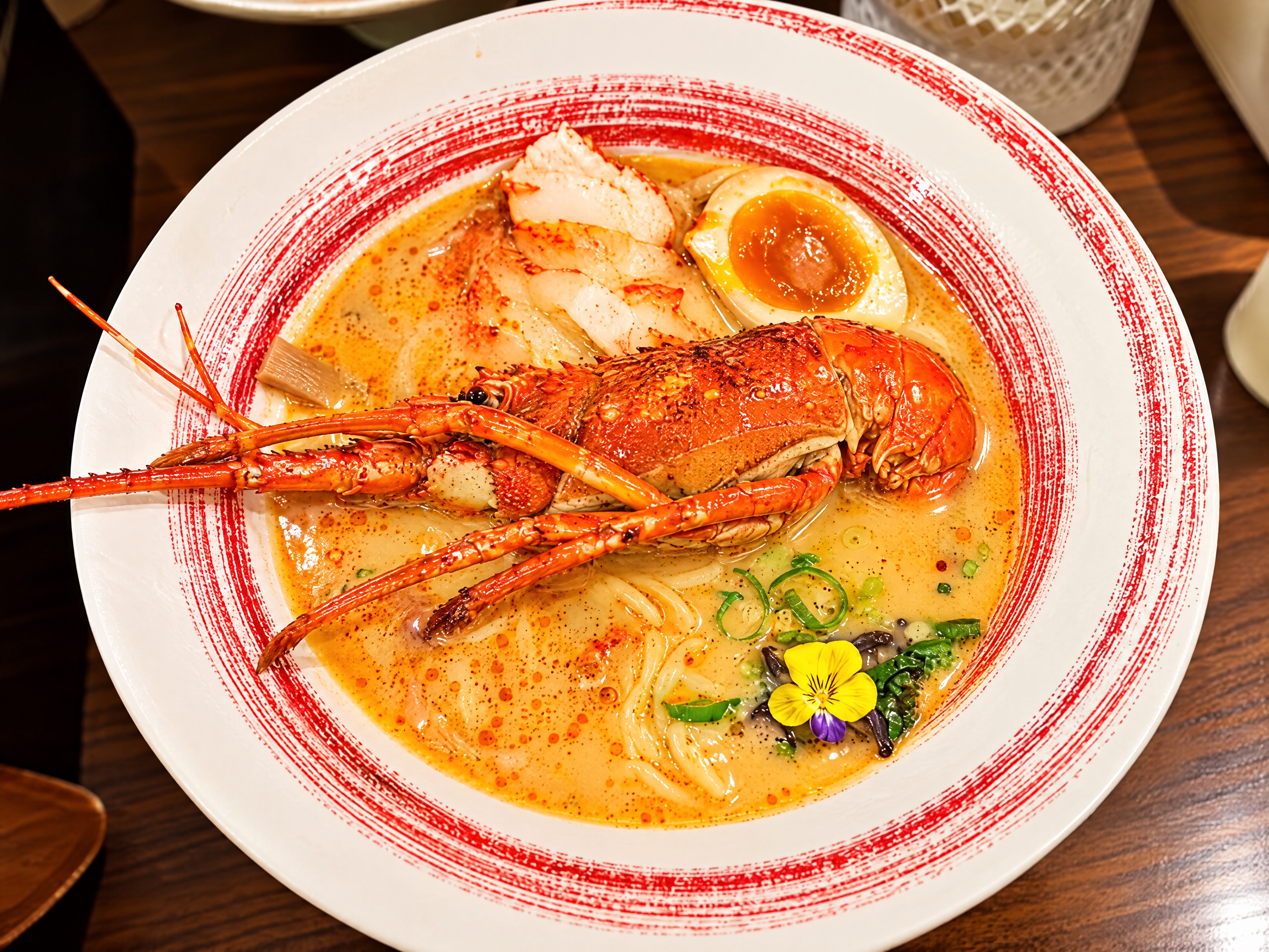 精修这张龙虾拉面美食照片，提升画质和色彩，让汤汁更浓郁有光泽，… - 图片创意预览