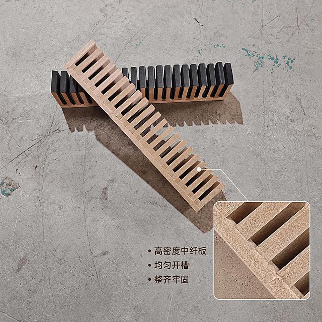 [主图-3] 中纤板木卡托材质细节展示。
[氛围风格] 真实自然，突出中纤板工艺细节
[画质] 商业摄影质感、光线均匀通透、产品清晰真实、画面干净高级
[元素] 木卡托作为主体，右下角放置一个方形放大框，放大展示中纤板均匀卡槽切割细节和表面材质纹理。文字标注高密度中纤板 均匀开槽 整齐牢固。保持木卡托整体外观、物理结构、材质质感、颜色与输入产品图绝对一致，杜绝任何变形和色差。背景保留干净水泥地面，简洁干净。
[光影] 侧光突出中纤板表面纹理和卡槽边缘质感，放大框内光线增强，工艺细节清晰可见。
[配色] 原木本色为主，黑色隔条，水泥灰背景，深棕色文字标注。
[视角构图] 俯视构图，产品满屏展示，放大框放在右下负空间，不遮挡主体。
[文字版式] 放大框旁小字标注材质和工艺特点，清晰突出不杂乱，文字不遮挡主体。
[输出要求] 1:1比例，文字清晰可辨，超高清商业摄影质感
[负向提示词] 变形，文字错乱，产品图模糊，背景杂乱，水印，电商平台Logo