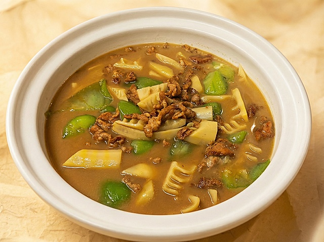 参考第一张美食图的暖浅黄纸质背景、柔和暖光、温暖温馨风格，修改第二张美食图，调整色调、色温、对比度、饱和度，达到网上点餐图片的高质量效果，保留菜品主体不变