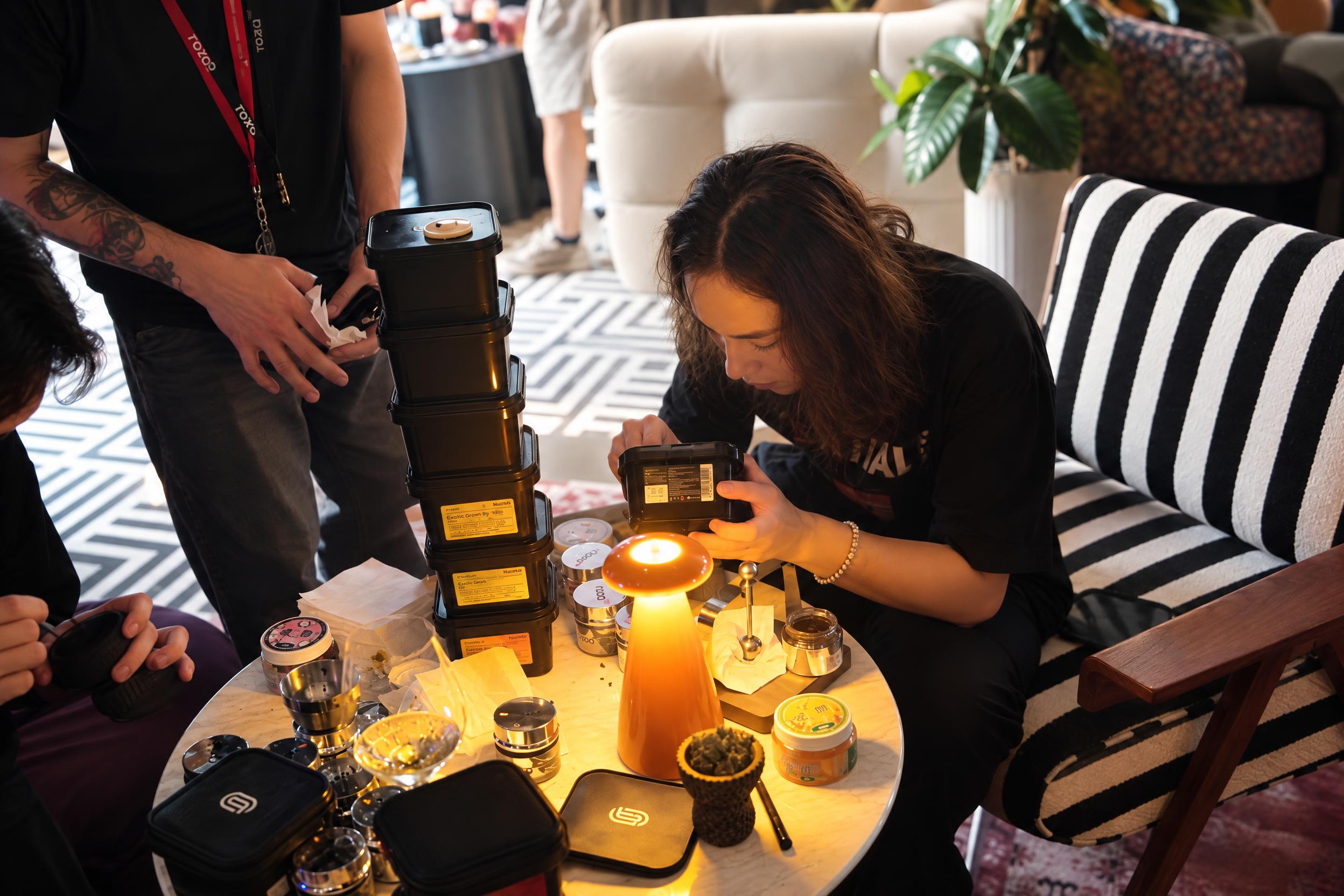 提升整体画质，去除噪点，增强精修质感，保留真实自然的写实质感，… - 图片创意预览