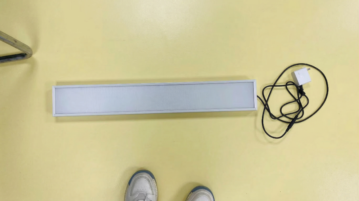 将图片背景换成淡黄色，保留图片中的长条形灯具、电源适配器、电线、鞋子等所有主体物品不变预览效果