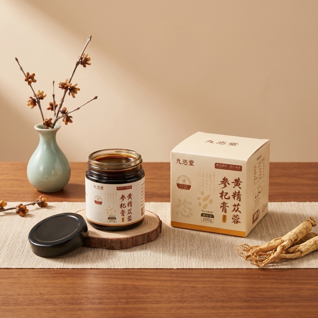 生成2张1:1比例的拼多多商品主图，主体为「九恣堂黄精苁蓉参杞膏」（罐子+包装盒完整呈现），风格复刻参考图的新中式养生场景：
1.  场景搭建：暖棕色木质桌面，搭配素雅陶瓷茶具、干腊梅枝、浅米色茶垫，预览效果