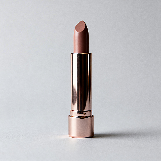 一支精致优雅的口红，放置在简洁背景中，柔焦光影，质感高级，膏体细腻，外观简约时尚，产品摄影风格，高清细节