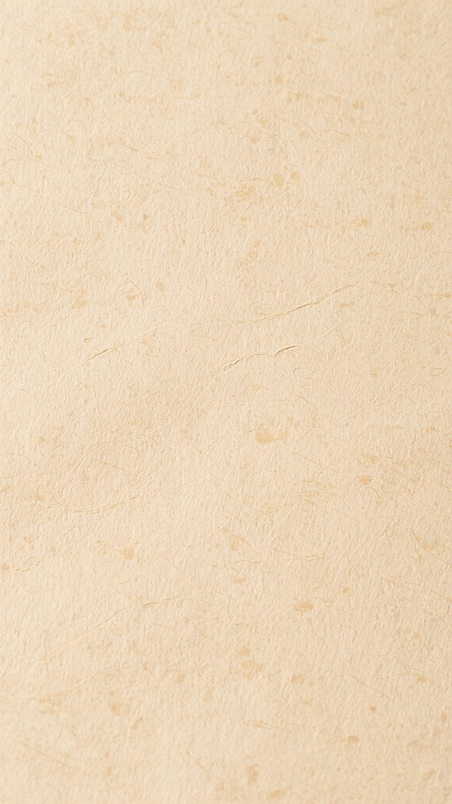 米色牛皮纸纹理背景，纸张表面带有自然分布的细小纤维纹理和轻微的斑驳质感，整体色调统一为温暖的米黄色，呈现出复古、质朴的氛围，纸张纹理清晰可见，具有真实的纸质触感和细腻的肌理效果，无任何文字、图案或装饰元素，仅为纯粹的不同纹路交织的纸张背景。
