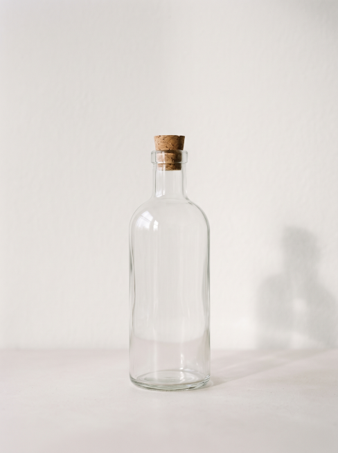 一个简约的玻璃瓶瓶子，设计简洁，纯色背景，光影质感柔和预览效果