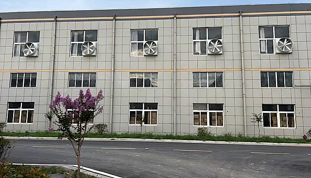 工业感建筑立面，灰白瓷砖与空调外机形成秩序美感，紫花点缀增添质朴气息，性冷淡风与简约主义交织，印刷风构图强化视觉张力。