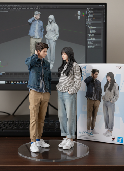 生成图1图2的合照。然后将这个合照制作成一个商业化1/7比例手办，风格写实，环境逼真。手办放置在电脑桌上，配有一个圆形透明亚克力底座，底座上没有文字。电脑屏幕上显示着手办的Zbrush建模过程。电脑屏预览效果