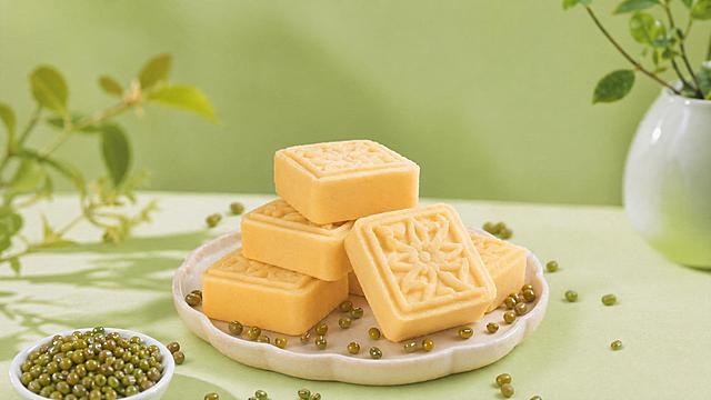 保持原有画面内容不变，仅调整图片尺寸